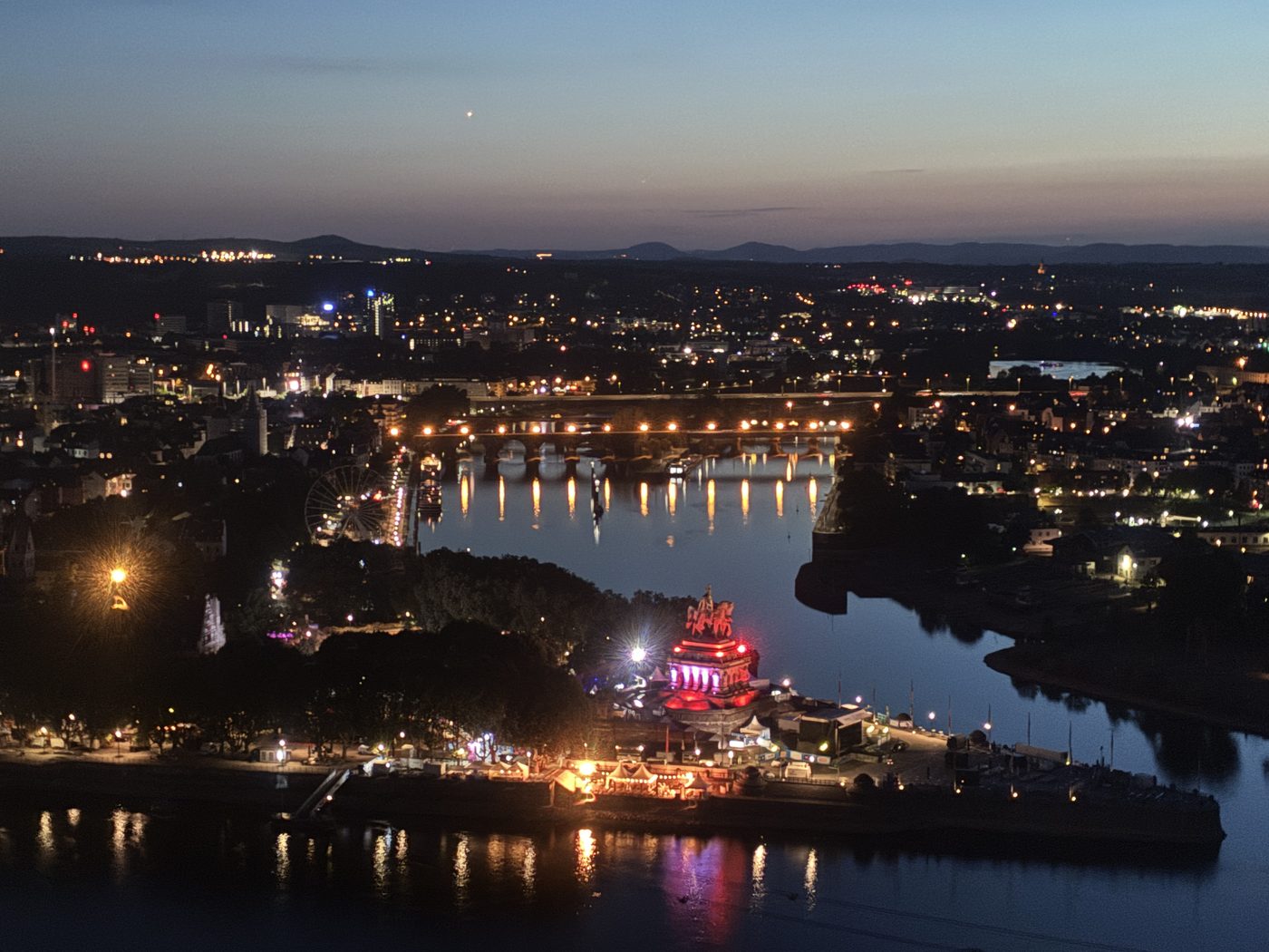 Blick von der Festung Ehrenbreitstein auf das beleuchtete Deutsche Eck und Koblenz bei Nacht