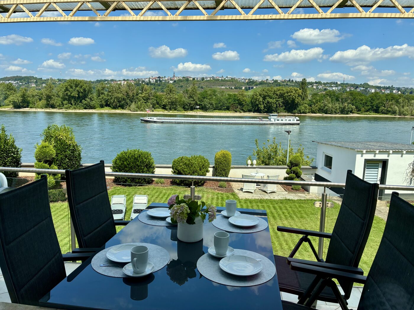 Gedeckter Tisch auf dem Balkon mit Blick auf den Rhein