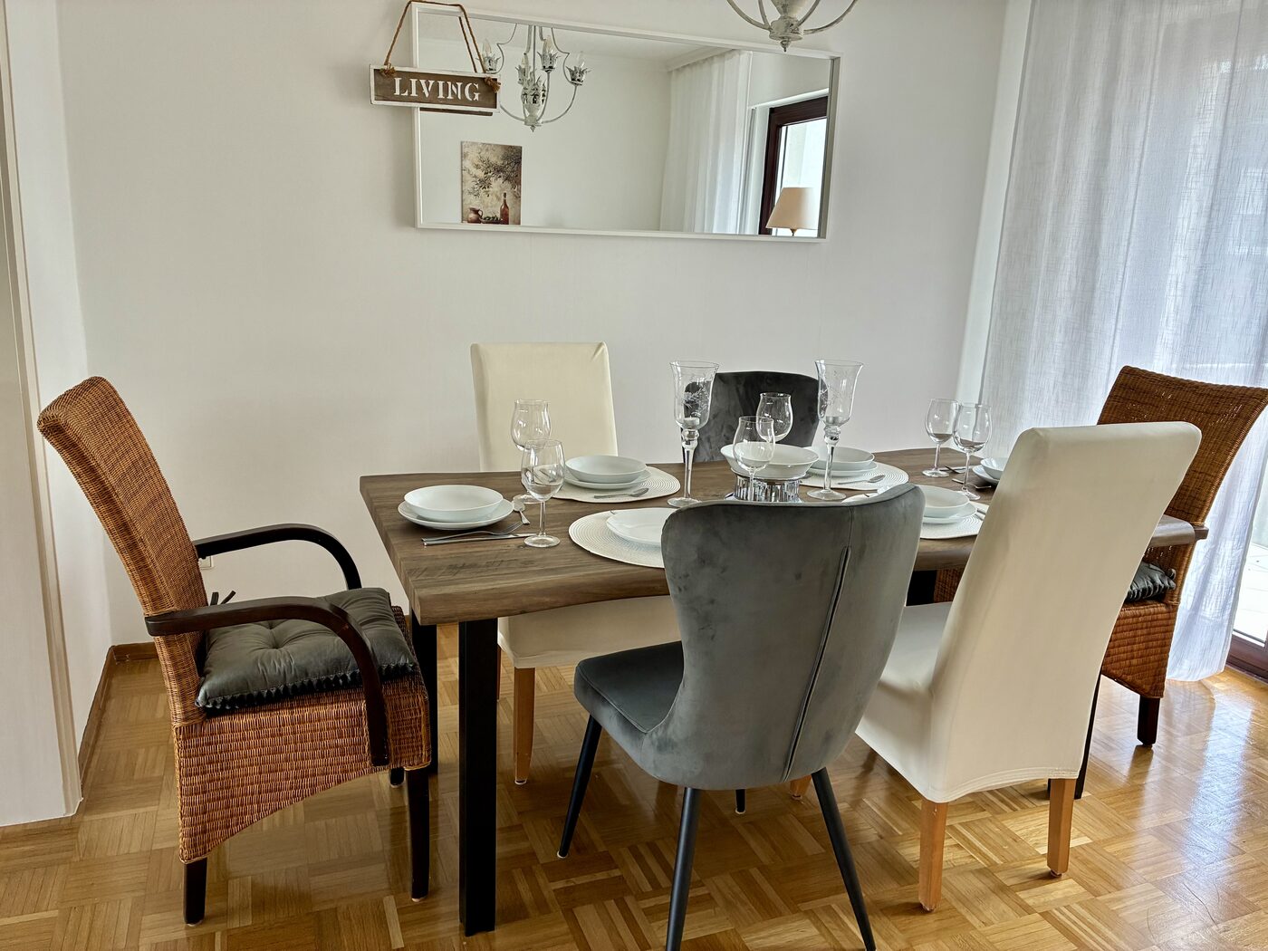 Esszimmer mit eingedecktem Tisch
