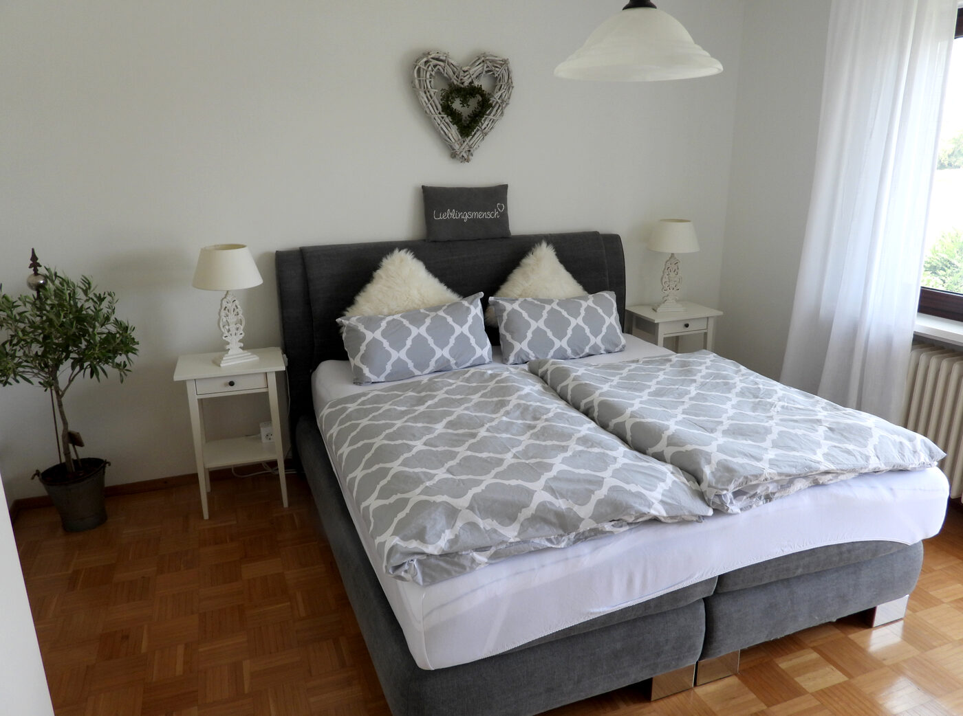 Schlafzimmer mit Doppelbett