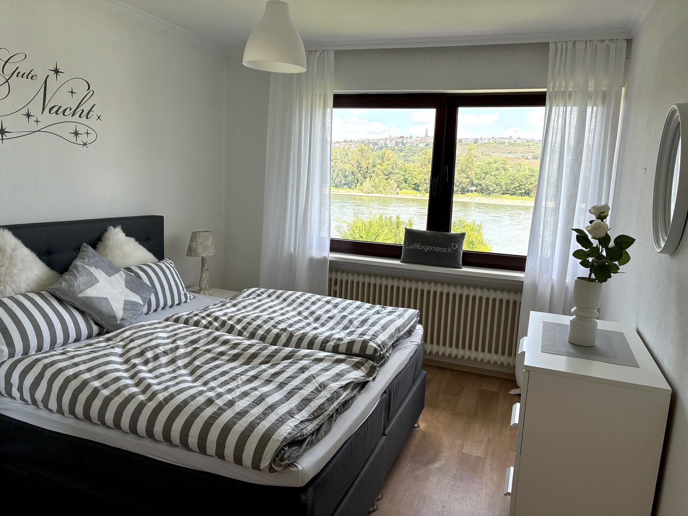 Schlafzimmer 2 mit Doppelbett und Fenster mit Blick auf den Rhein