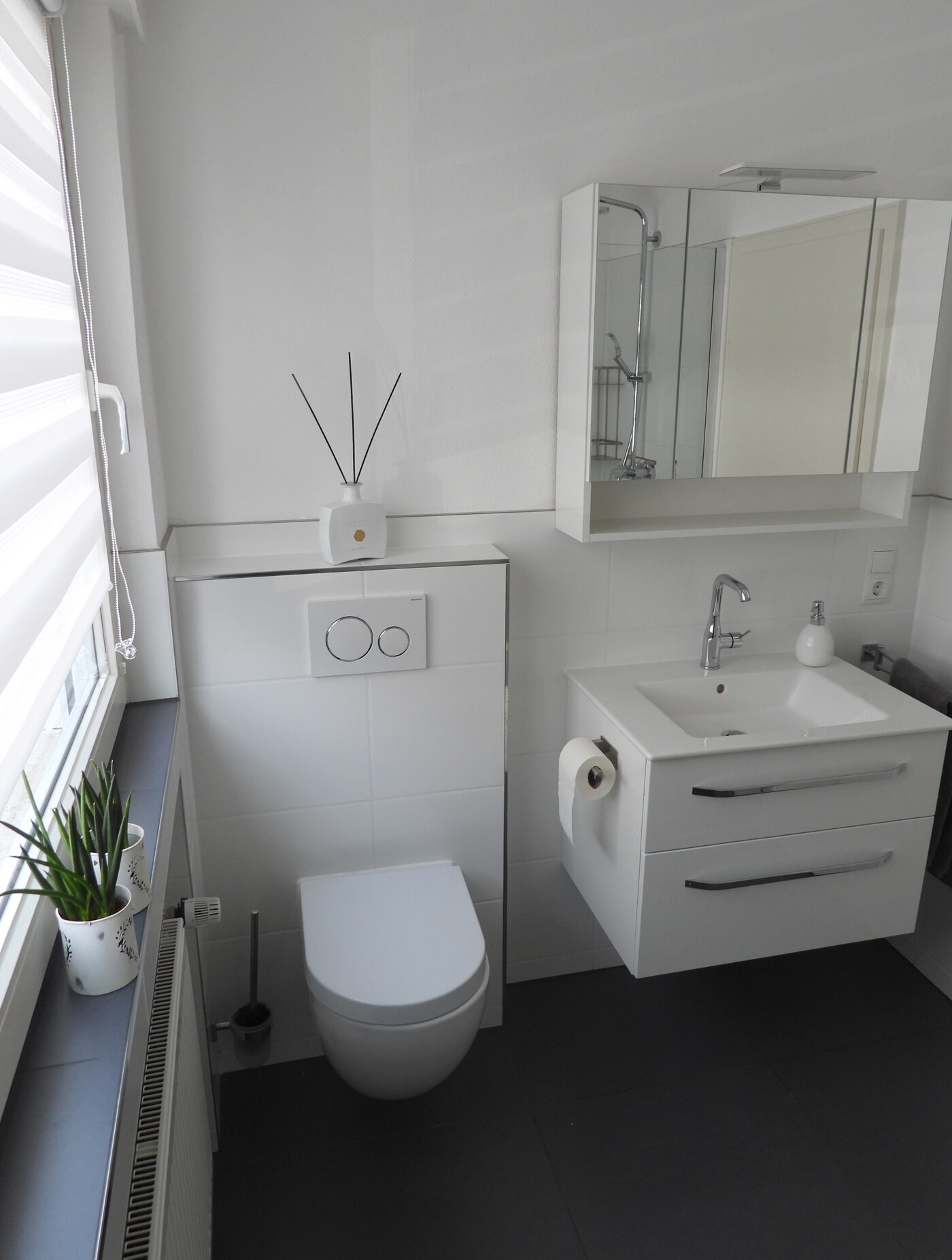 Helles modernes Badezimmer