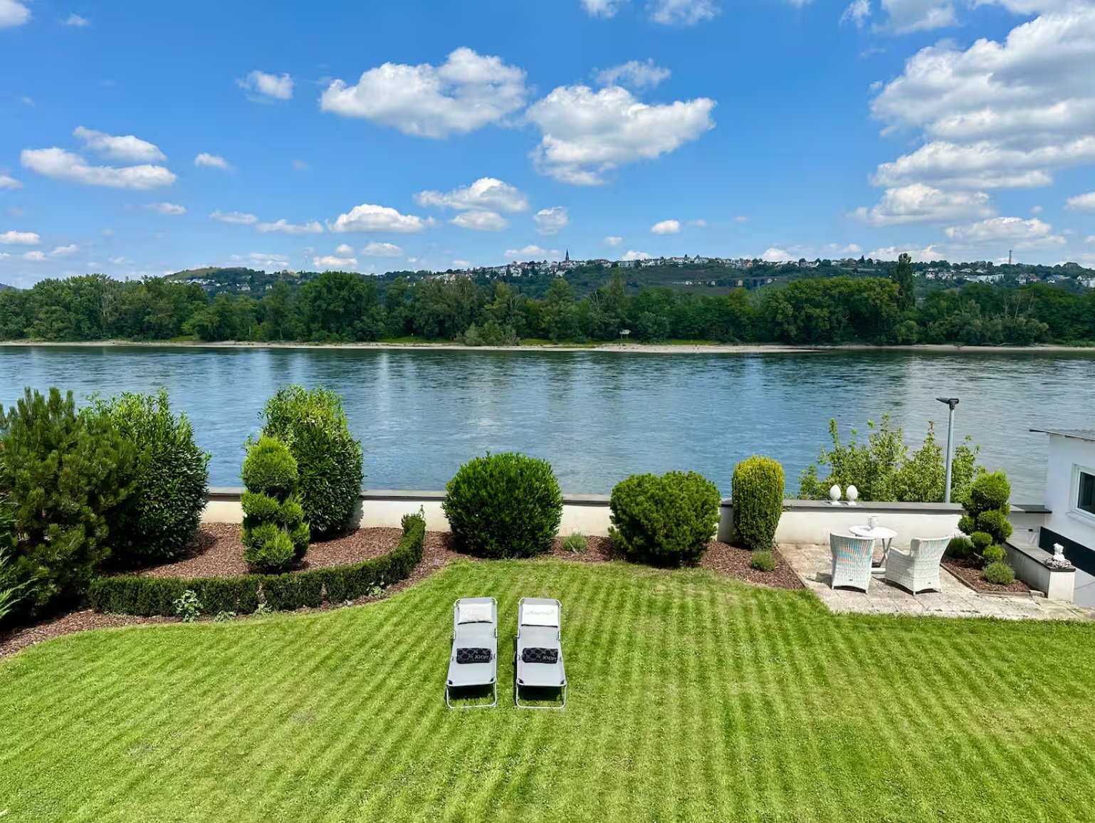 Aussicht vom Ferienhaus auf den Rhein mit Garten und Liegen